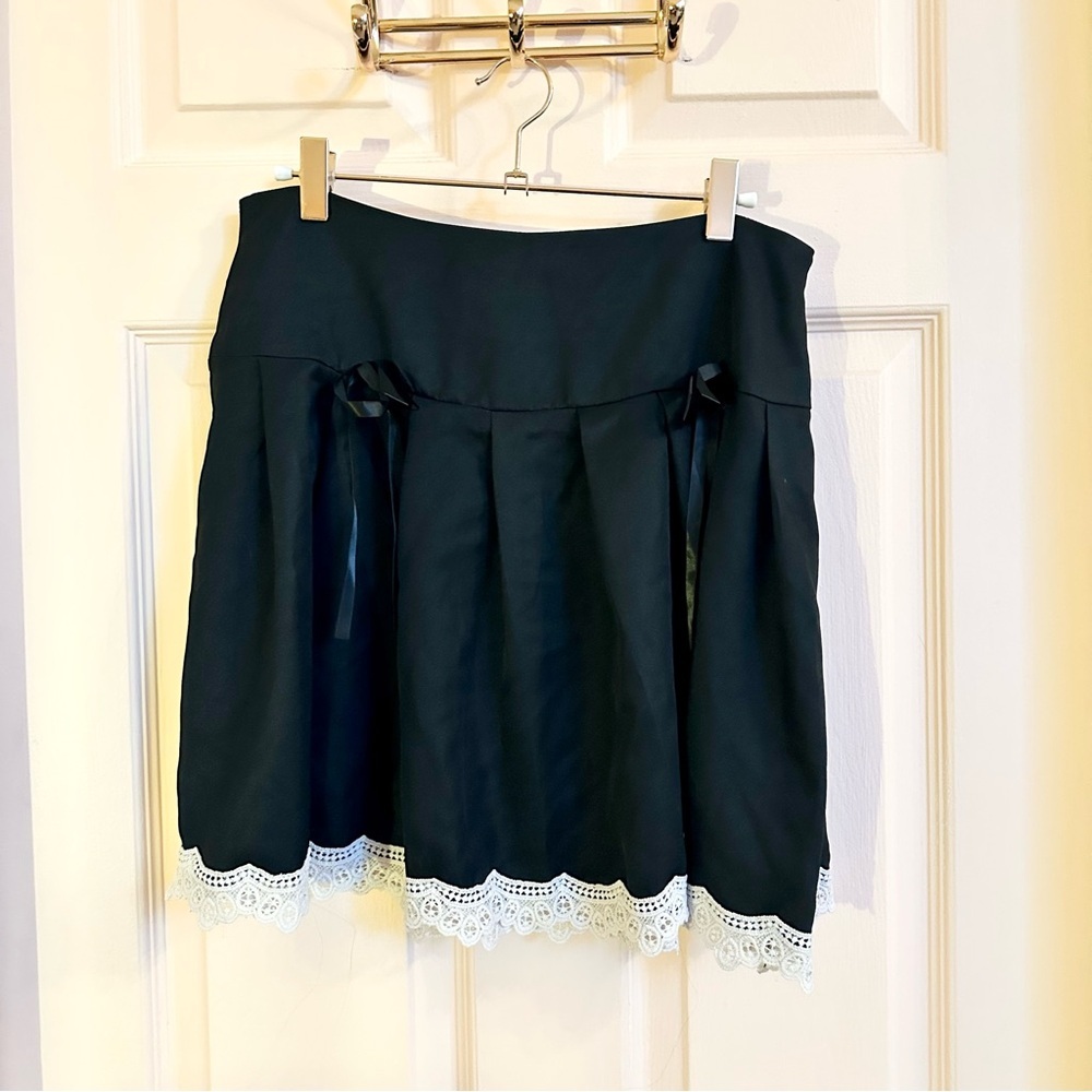 $5 SALE Black and white pleated skirt‎
